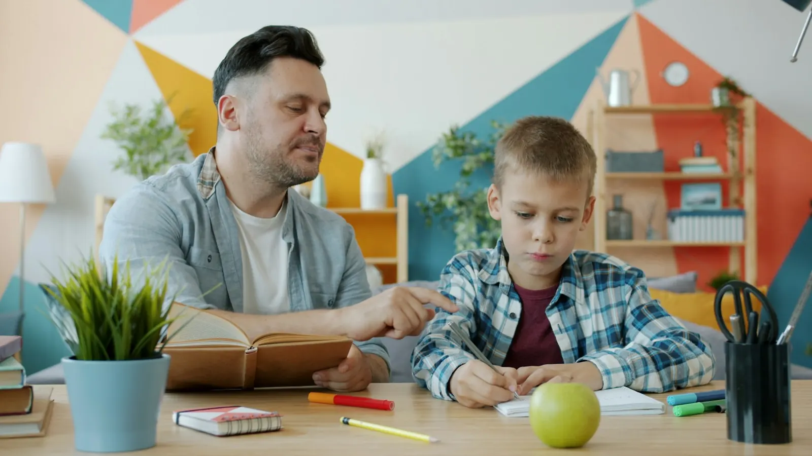 Père qui aide son fils à faire ses devoirs